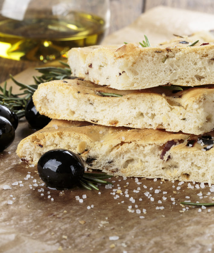 photographie d'un pain aux olives